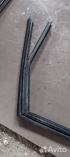 Уплотнитель стекла задний правый на Ford Fiesta