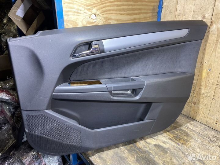 Обшивка передней правой двери Opel Astra H 79075