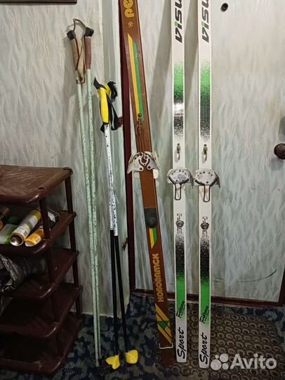 Лыжи, ботинки, клюшки