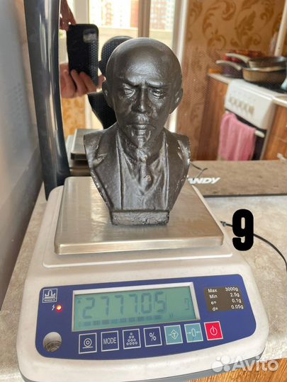 Статуэтки и бюсты