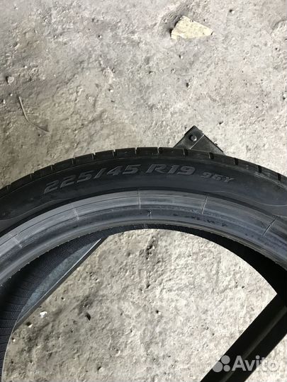 Pirelli P Zero PZ4 225/45 R19