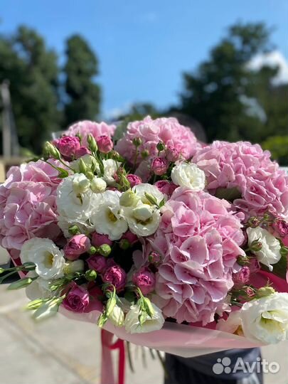 Гортензии огромные с кустовыми розамы эустомой