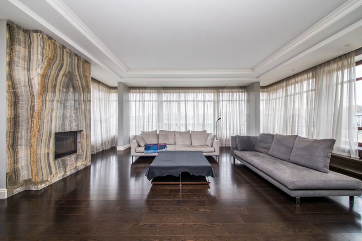 Дом 985 м² на участке 33 сот.