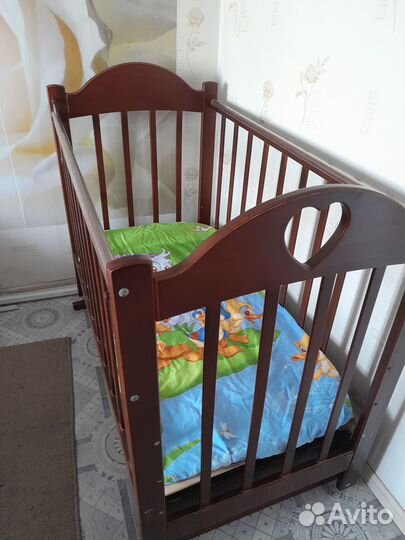 Детская кроватка с маятником и ящиком