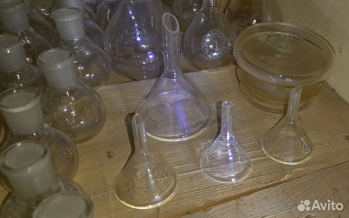 Химические колбы, стаканы и др
