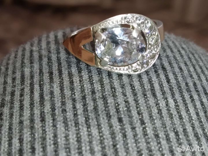 Серебряное кольцо 925 пр. с золотой вставкой