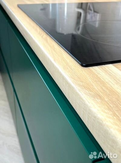 Кухонный гарнитур в современном стиле на заказ