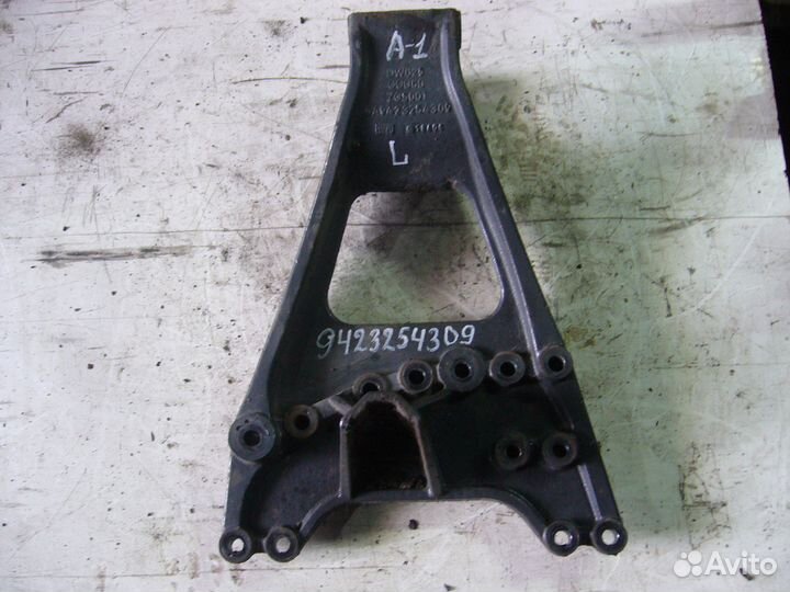 Кронштейн реактивной тяги левый actros MP2