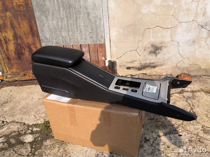 Продам Бардачок между сиденьями Toyota Crown