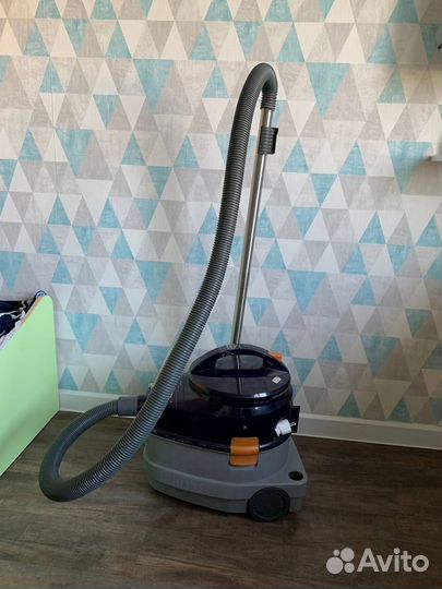 Моющий пылесос Philips FC 6843