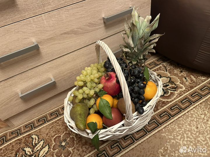 Фруктовая корзина на 8 Марта