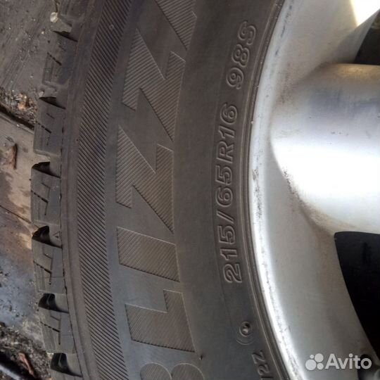 Bridgestone Blizzak DM-V2 215/65 R16