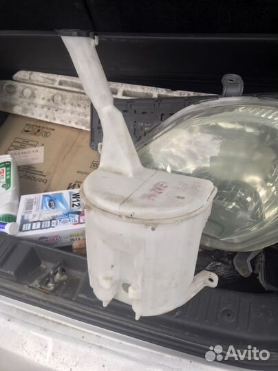 Бочок омывательный тойота ист