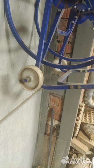 Катушка с колесами для садового шланга