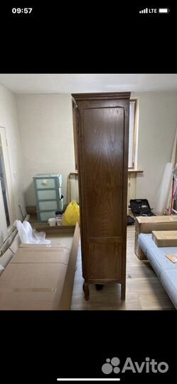 Старинный деревянный шкаф