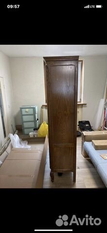 Старинный деревянный шкаф