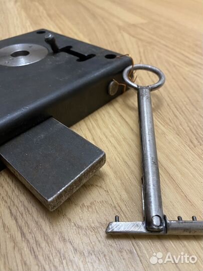 Замок гаражный накладной