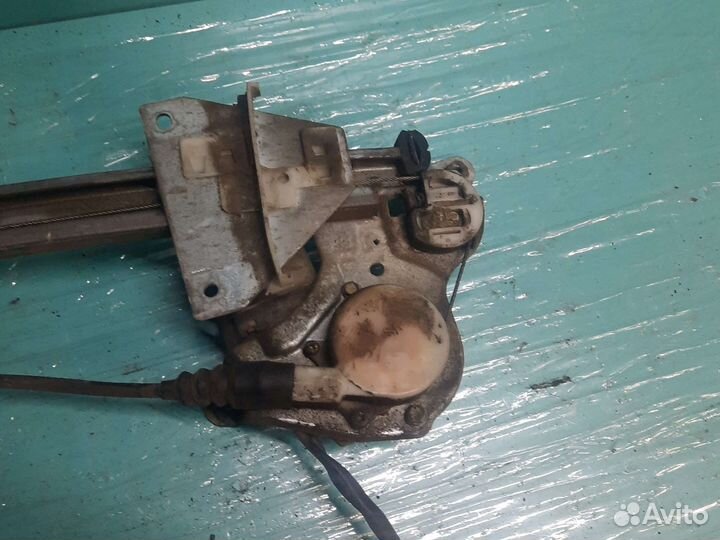 Задний левый стеклоподъёмник mazda 626 ge