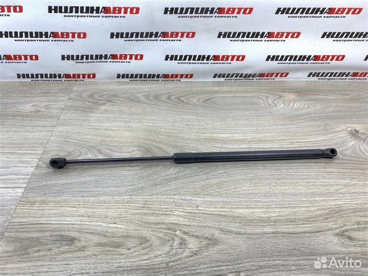 Амортизатор капота Volkswagen Touareg кроссовер