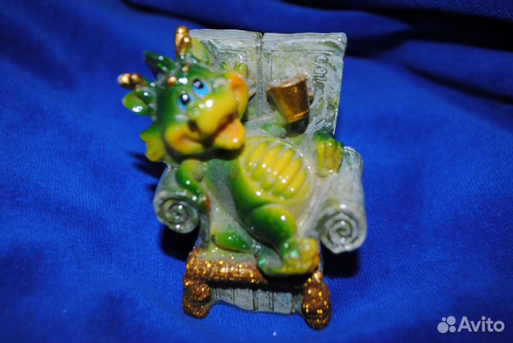 Фигурки дракон и держатель для фото