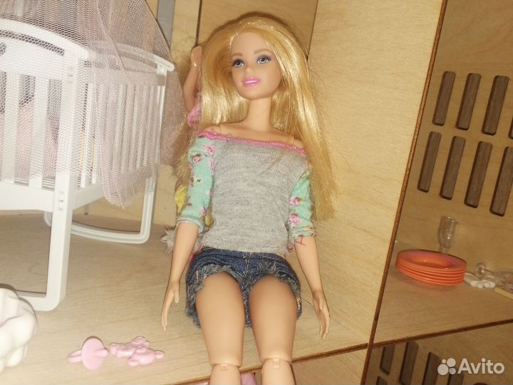 Кукольный домик с мебелью и куклами