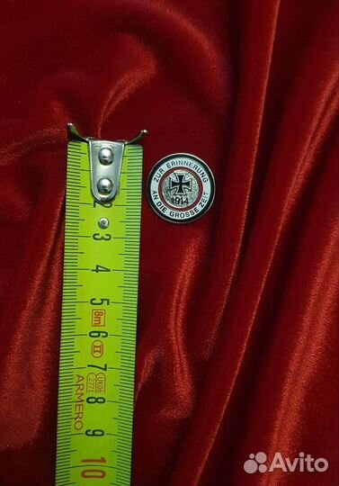 Значок с крестом