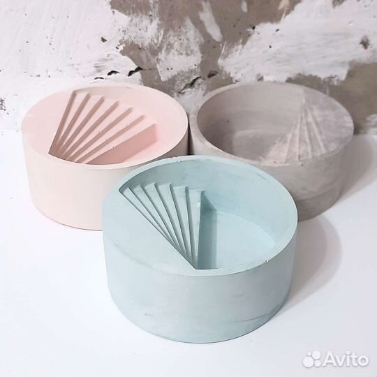 Кашпо из гипса с лесенкой круглое