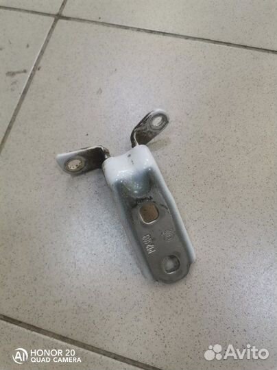Петля двери задняя правая Chevrolet Cruze F16D4