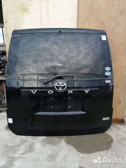 Дверь багажника Toyota Voxy ZRR70