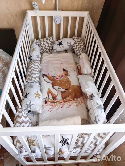 Детская кроватка с маятником