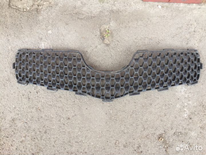 Решетка радиатора Yaris c 2005 г.в