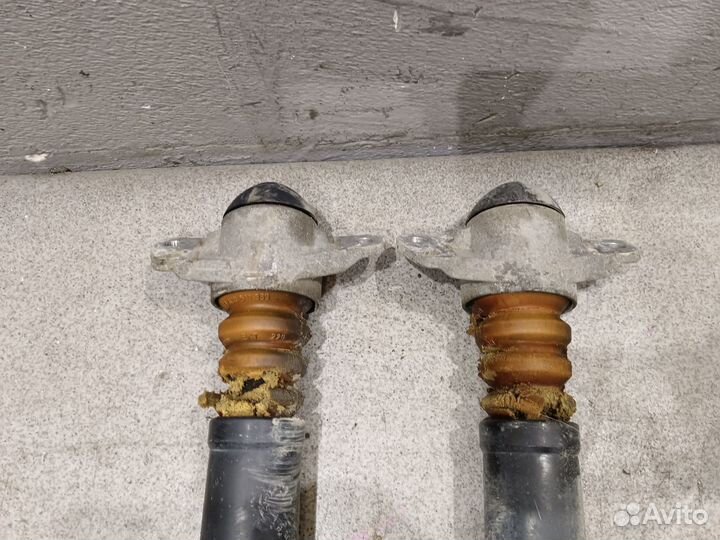 Пара задних амортизаторов для Volkswagen Jetta 6