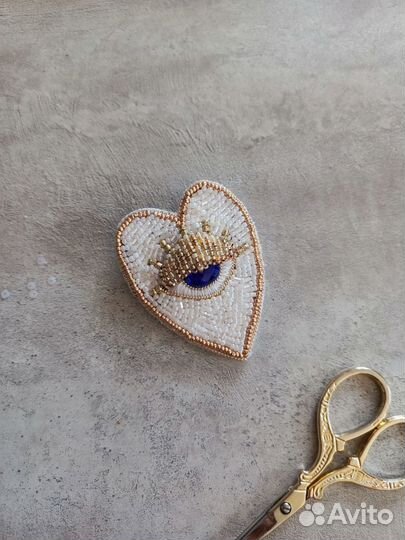 Брошь ручной работы из бисера