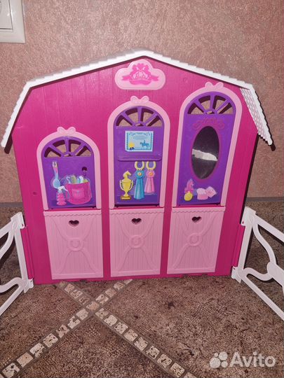 Лошадь для Барби и конюшня