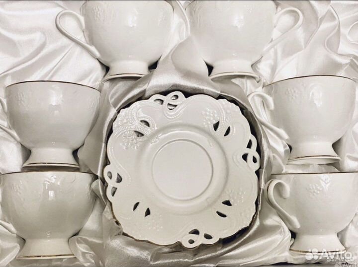 Роскошный чайный сервиз с резными блюдцами. Фарфор
