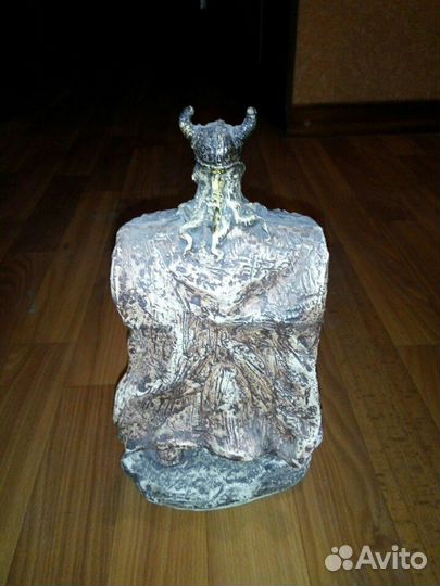 Статуэтка воина с мечом