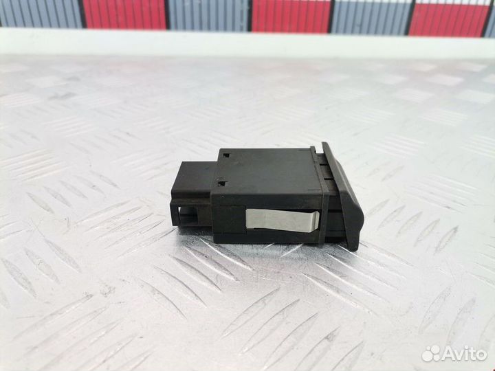 Кнопка открывания люка Skoda Octavia (A4) рест