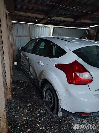 Ford Focus 1.6 МТ, 2014, битый, 111 000 км