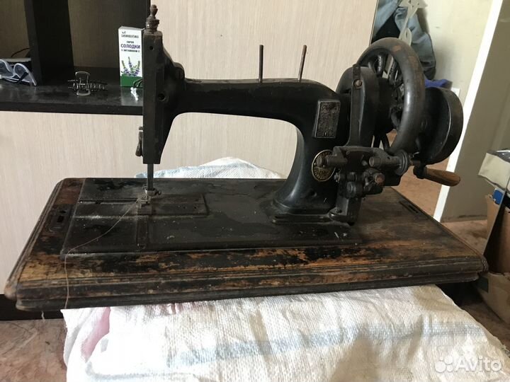 Старинная швейная машинка
