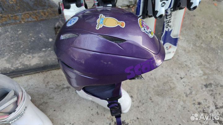 Детские горнолыжные ботинки и шлемы