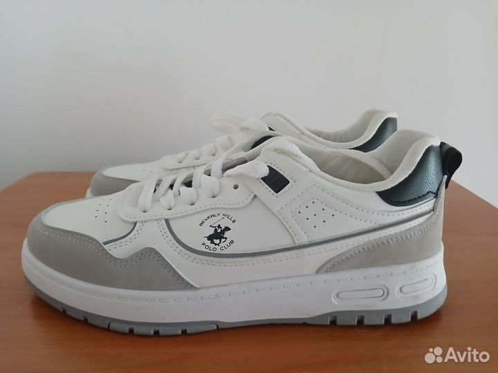 Кроссовки женские