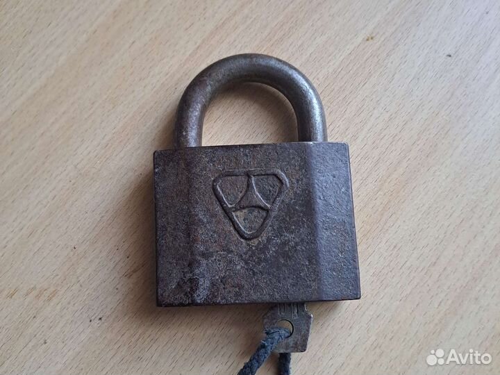 Навесной замок старинный