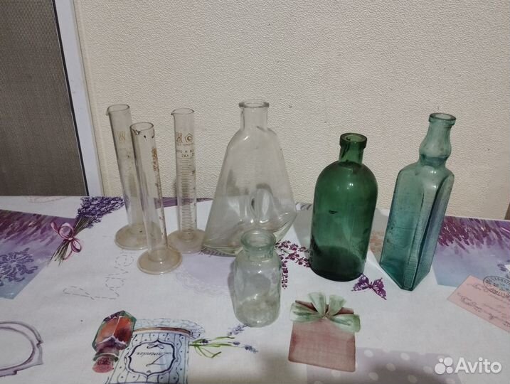 Графины и старинные банки