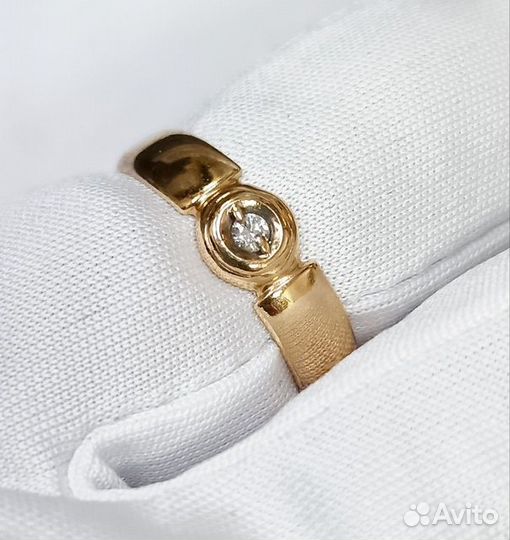 Кольцо с синтетическим камнем Золото