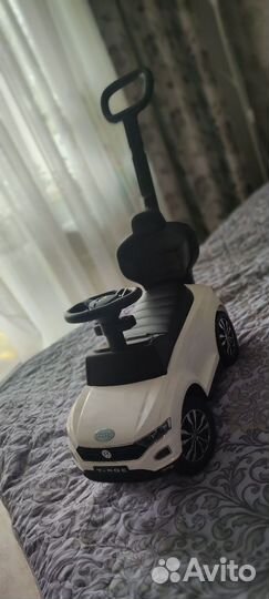 Детская машинка каталка с ручкой