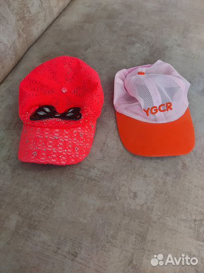 Отдам бесплатно кепки на два года