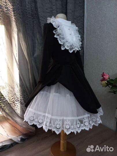 Школьное платье с жабо