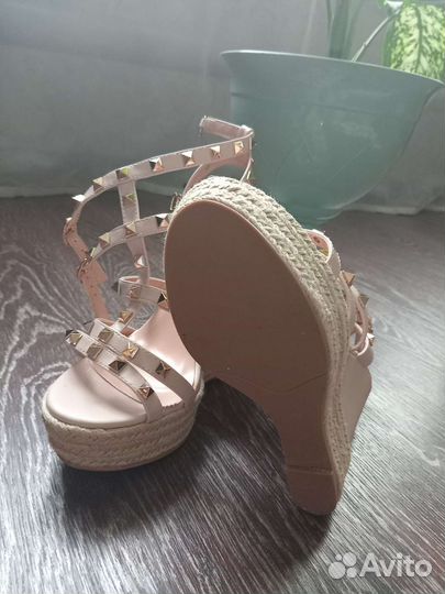 Босоножки женские