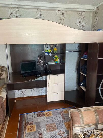 Детская кровать чердак со столом и шкафом