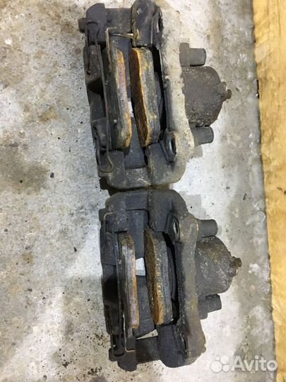 Опель Астра H суппорт тормозной в сборе передний